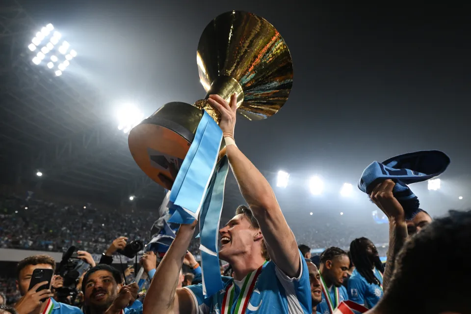 mctominay napoli celebrates- trophy Fans Dampak