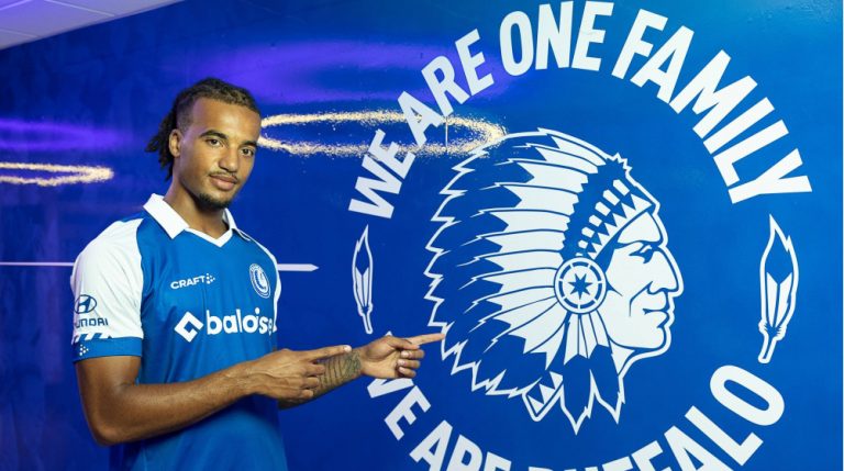 Archie Brown dari Gent bek kiri temp