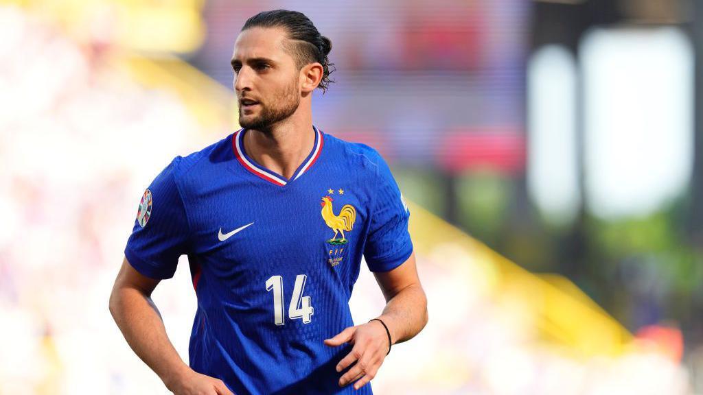 Rabiot Memilih Bertahan